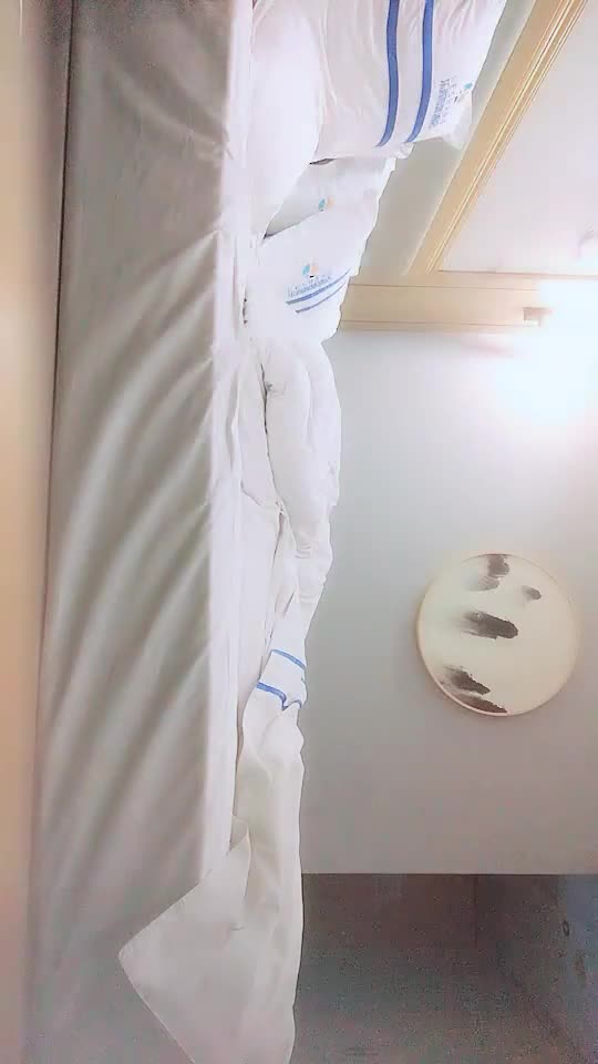 #熟女  #少妇 极品小少妇，一对大白兔好挺，暴插一波不射，无怨无悔继续又吹又舔
