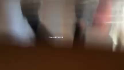 【稀缺】比厕拍大神更牛逼的存在，趁小姐姐尿尿摸她的B【资源特色】：顶级摸B 社牛天花板【来源方式】：私房购买【资源日期】：2025年【文件大小】：281M【时间长度】：30分钟（41V）【标签】 #偷拍 #厕拍 #精品 （电报群 @ZYjia1，唯一中转站）