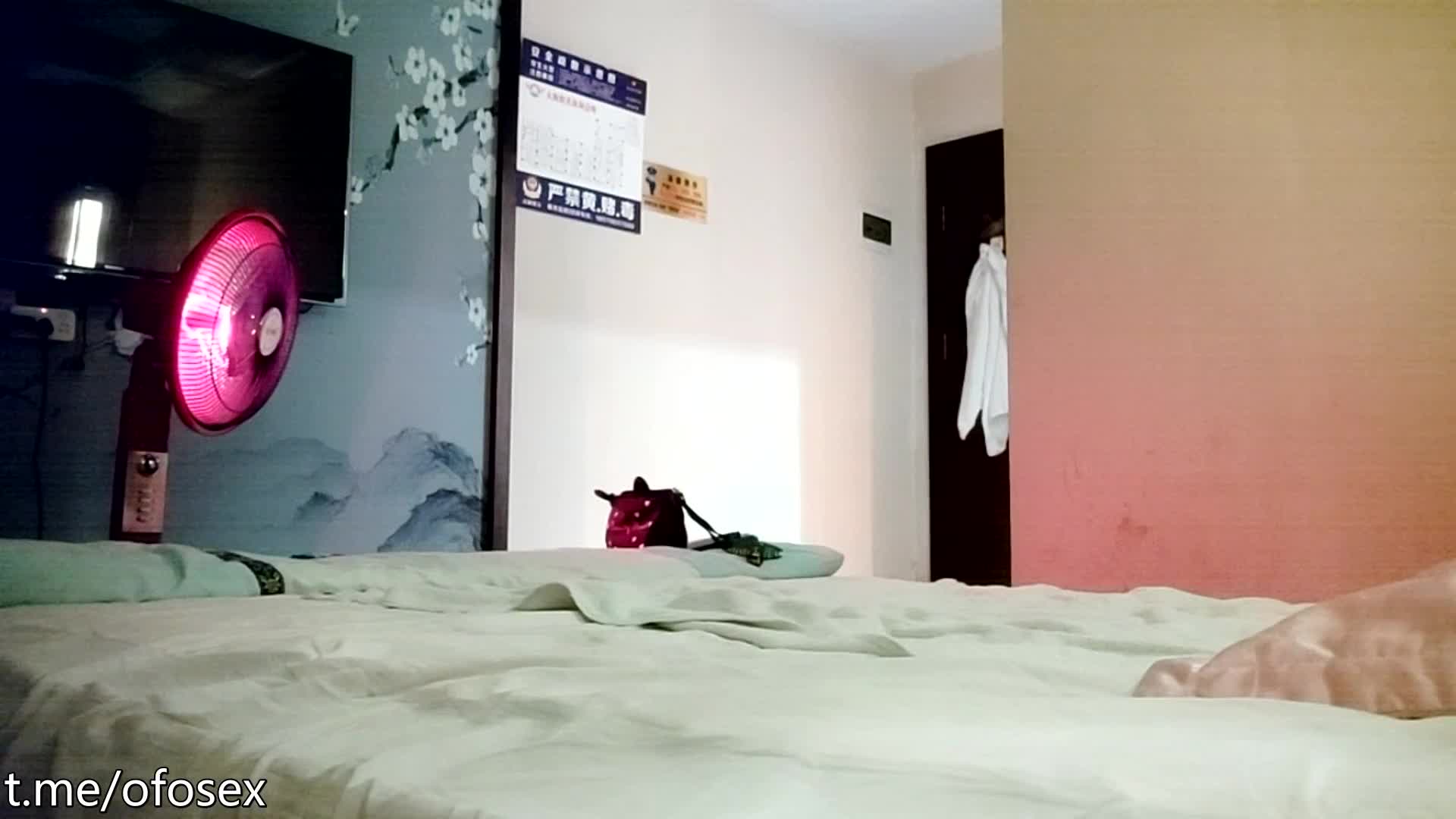 #熟女 #探花 #少妇 硕果仅存唯一探花，苗条小少妇风情万种，一对翘乳满分好评，软玉温香相伴