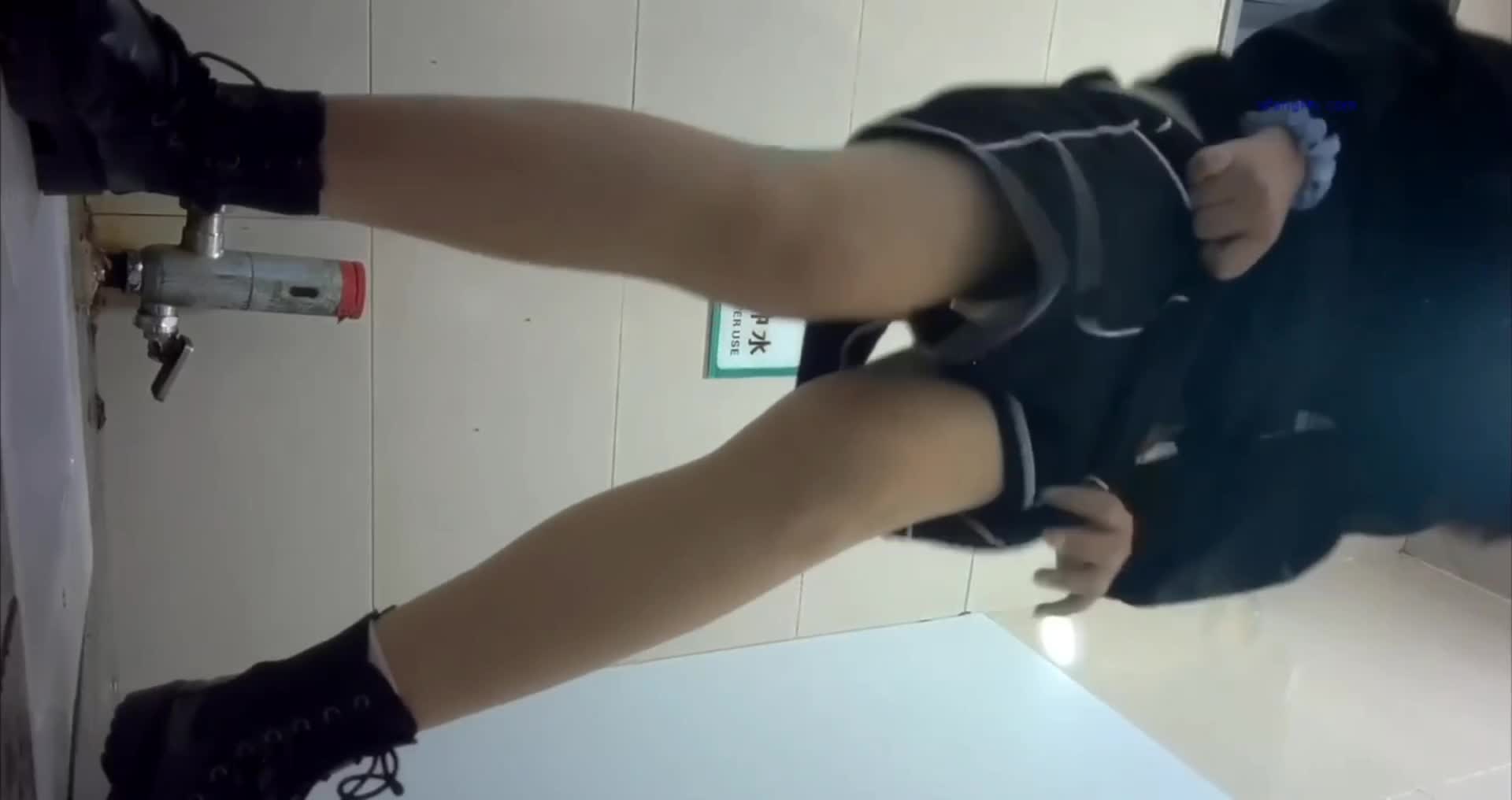 小区公厕全景偷拍️几位高颜值小姐姐的各种美鲍鱼【资源特色】：高颜值女主 玩法多样【来源方式】：私房购买【资源日期】：2024年【文件大小】：440M【时间长度】：13min（1V）【标签】#厕拍 #偷拍 #精品（电报群@ZYjia1，唯一中转站）