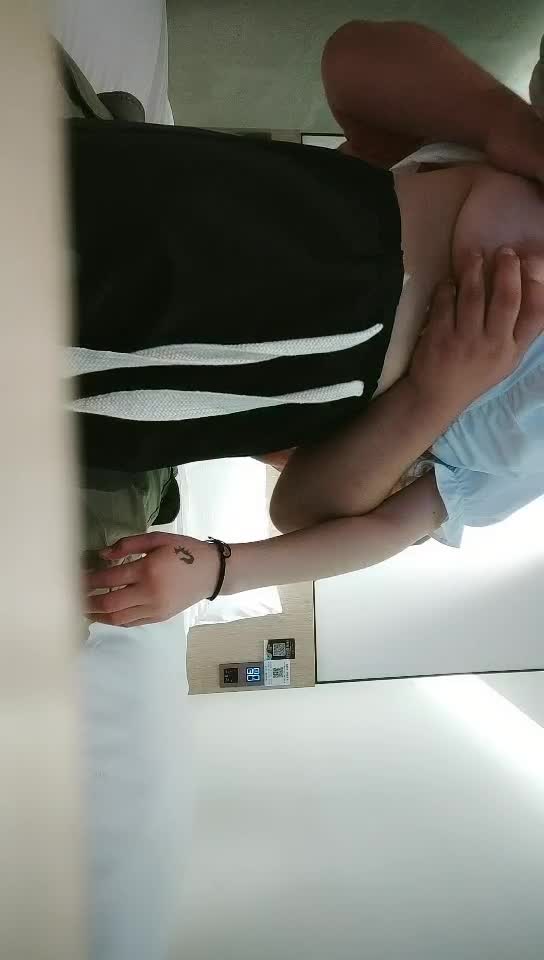 #熟女 #少妇 #淫妻 极品美乳18岁小少妇，胖子爱不释手，插几下就要舔逼，享受青春胴体爽翻