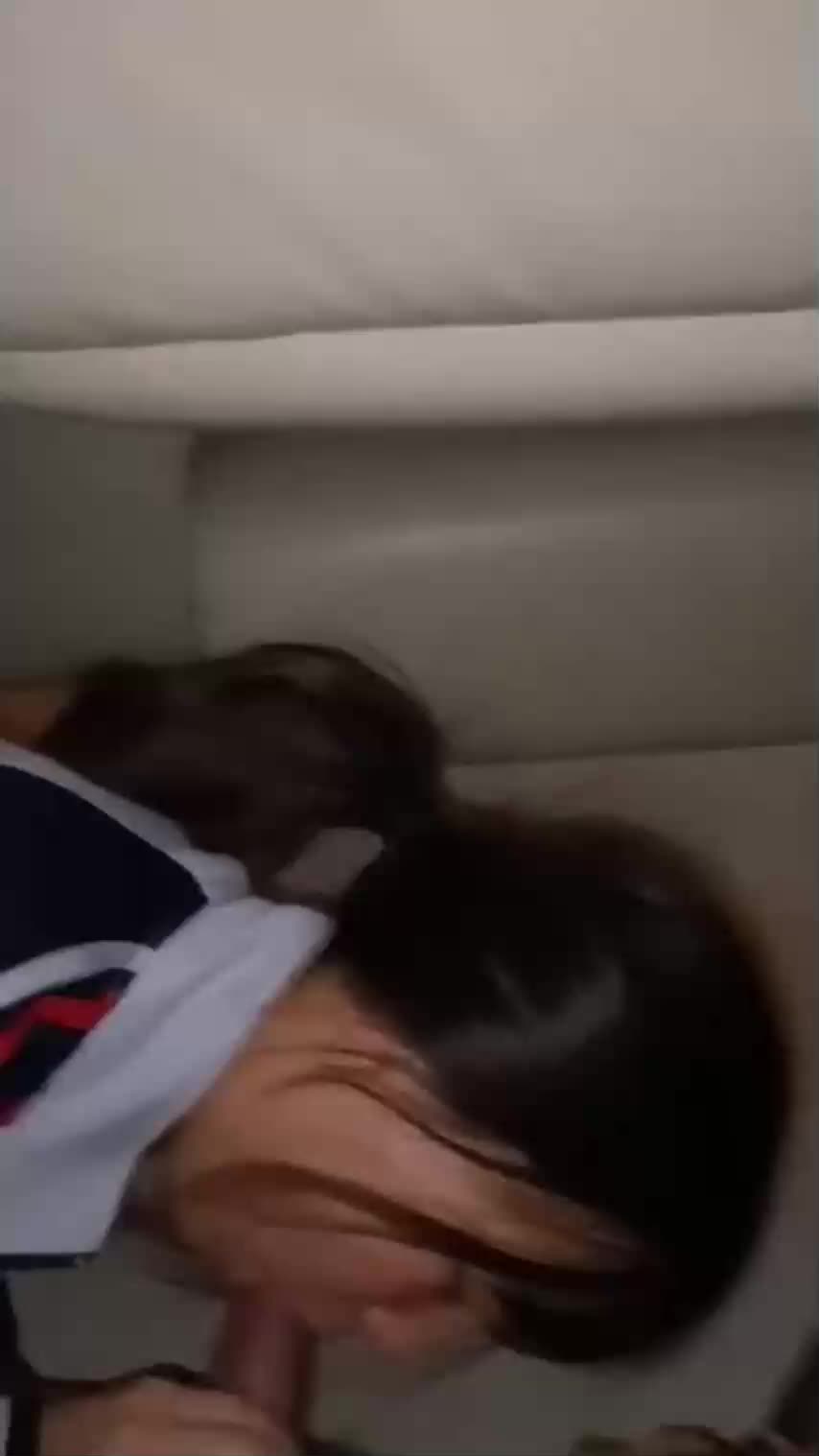 【校服事件】返校大巴车实录校服女孩和男同学当众舌吻摸J扣B，不能扣JJ就口手指技术娴熟！