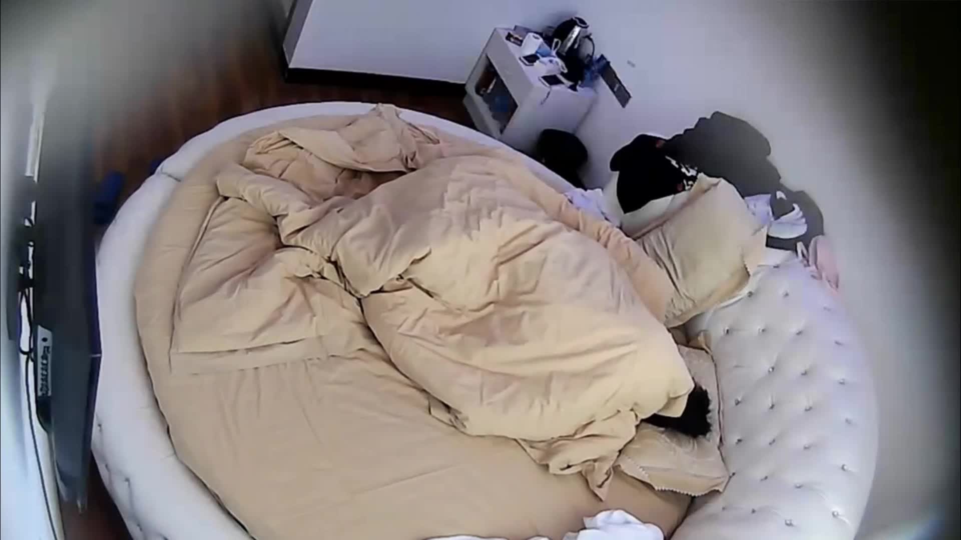 重磅福利-文艺范的气质性感苗条美女开始害羞不让操,被男友舔爽后露出淫荡本性,连续爆操3次,眼镜都被干掉了!