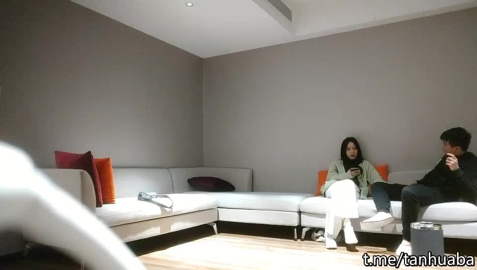 #熟女 #少妇 S型身材极品少妇，穿上黑丝跪地舔屌，口活非常棒，正入爆操娇喘呻吟嗲嗲的