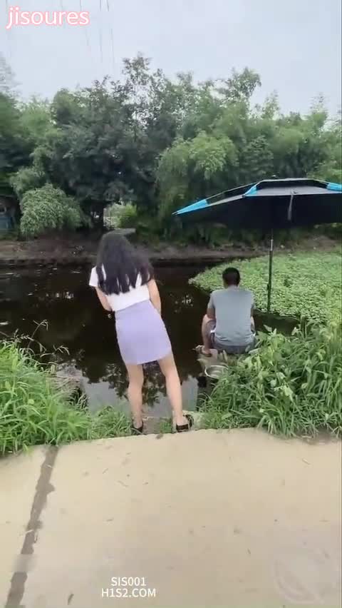 卧槽还有这等好事！绿帽男的癖好就是喜欢看别人操自己老婆，操得越狠他越性奋，他到最后加入操老婆行列