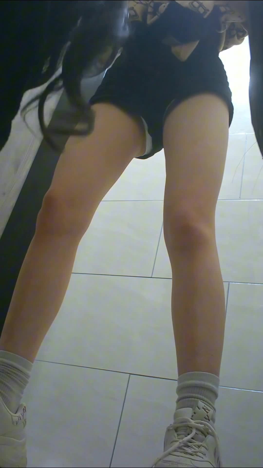 二月最新流出酒吧女厕高清全景厕拍