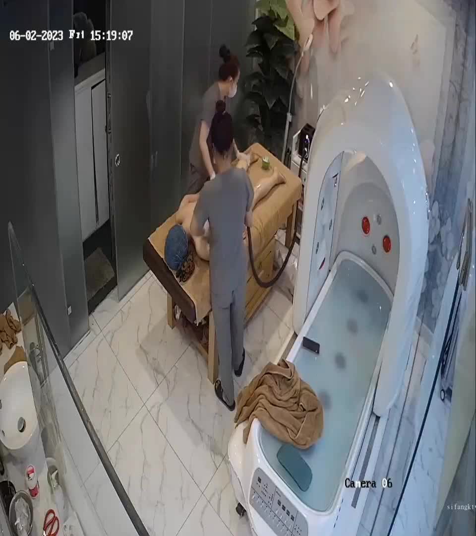 监控 偷拍 美容院高级美容院监控摄像头偷拍 几个富姐全身sap推油激光脱毛