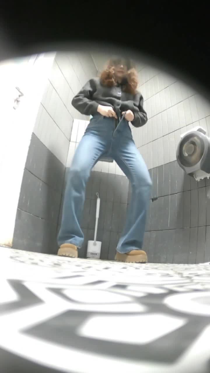 #厕拍 二月新流出精品厕拍写字楼女厕前后景厕拍OL姐姐尿尿