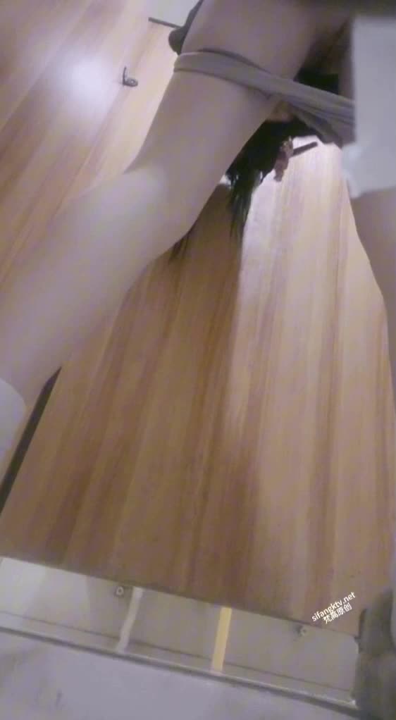 贵在真实！商场女厕，刁钻视角偸拍，多位漂亮妹子大小便，看脸看双洞，气质美女的一线天简直太顶了【资源特色】：极品美女一线天【来源方式】：私房自购【资源日期】：2024年【文件大小】：321M【时间长度】：27分钟 （1V）【标签】#厕拍 #偷拍 #精品