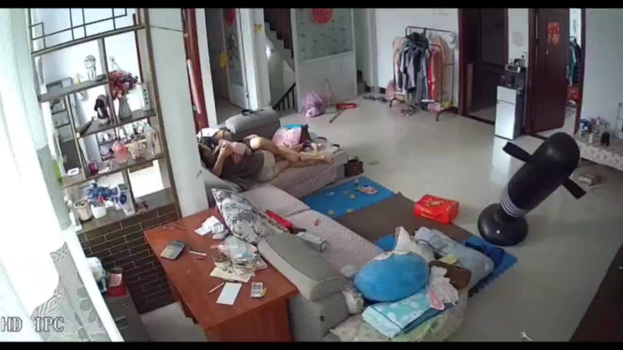 黑客破解家庭摄像偷拍   元气满满的一天,夫妻俩饭饱后闲来无事突发奇想打个炮，丈夫兽欲说来就来，二话不说上前就是一顿扒衣脱裤的