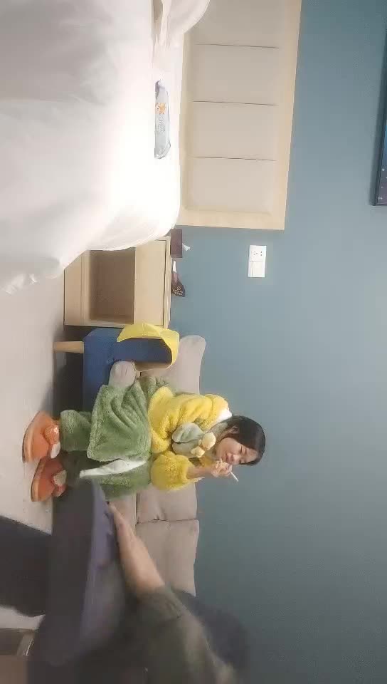 #熟女 #少妇  超嫩小少妇 ，腿上纹身翘起屁股揉穴，深喉口交骑乘主动套弄，扛起双腿抽插猛操
