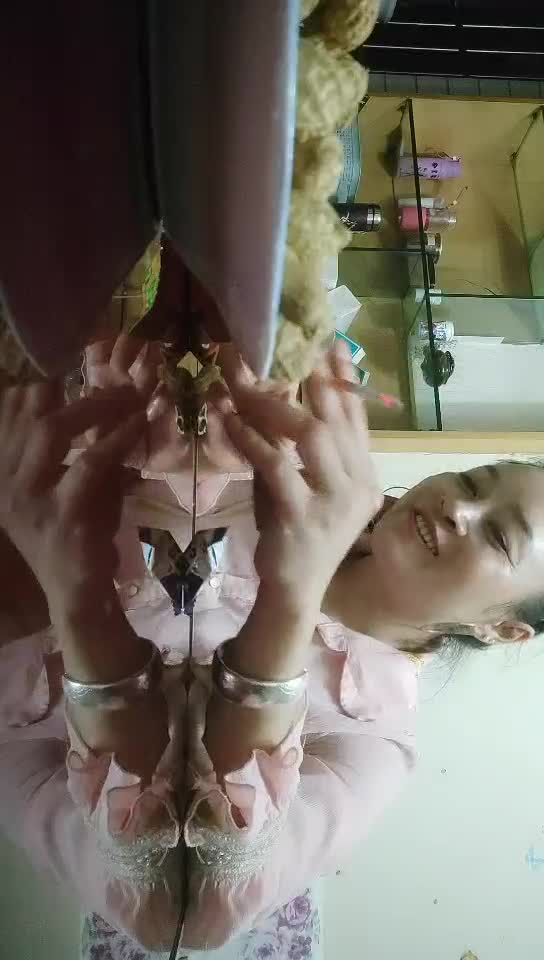 #熟女 #少妇 #3P 约两个熟女3P激情，掰穴舔逼口交舔屌，旁边还有个老哥观战，扶着大屁股后入轮流战