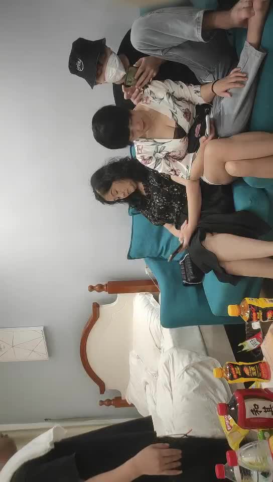 #熟女 #少妇  #乱伦 母子乱伦大戏第二场，两小伙精神抖擞，风骚大姐姐媚态毕露，大白奶，水汪汪鲍鱼，刺激劲爆