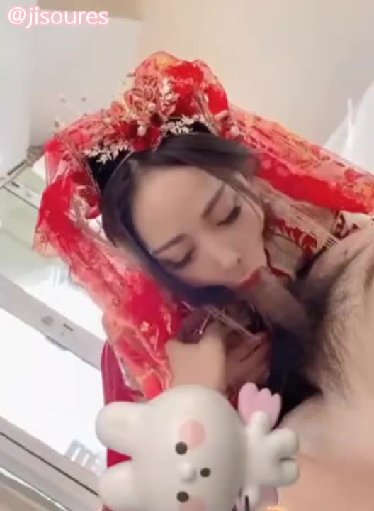 终于看到这中式红色婚纱的视频了新郎 新娘 口交 夫妻 人妻 母狗