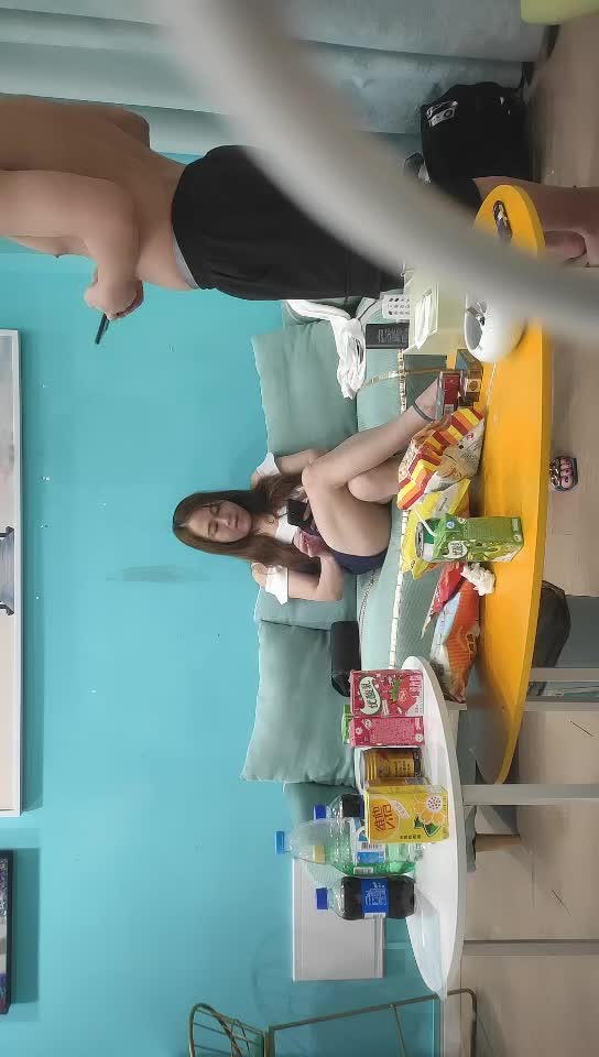 #熟女  #淫妻  3P淫骚熟女，加钱再来一炮，前面口交后面扣穴，穿着高跟鞋抬腿抽插猛操