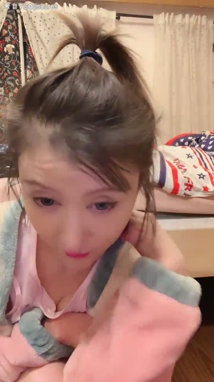 女主播自慰抠逼