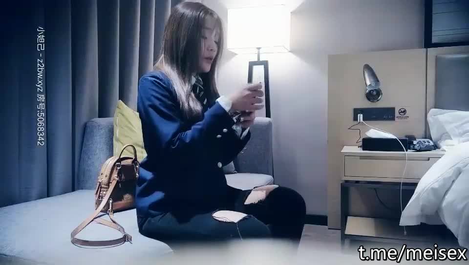 #熟女 #探花 探花深夜约了个红唇花臂妹子啪啪，舔奶口交一字马张开双腿按着大力猛操