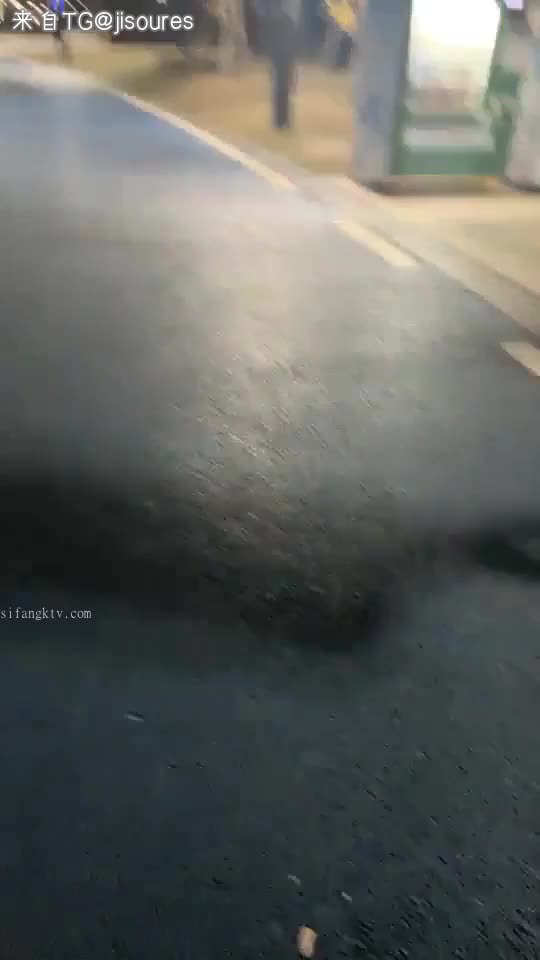曹尼玛 这男的真爽带着两个美女到男厕所玩