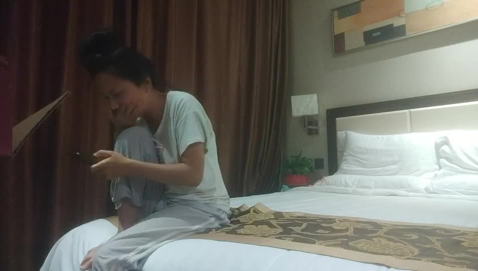 #熟女 #少妇 #骚妇 约操良家少妇，掰开双腿摸穴，埋头舔屌活不错，怼着骚穴抽插