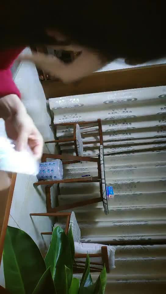 #熟女  #少妇 绿帽男偷拍老婆，30岁极品小少妇，肤白人骚，客厅被花式啪啪，淫声浪语娇喘香艳