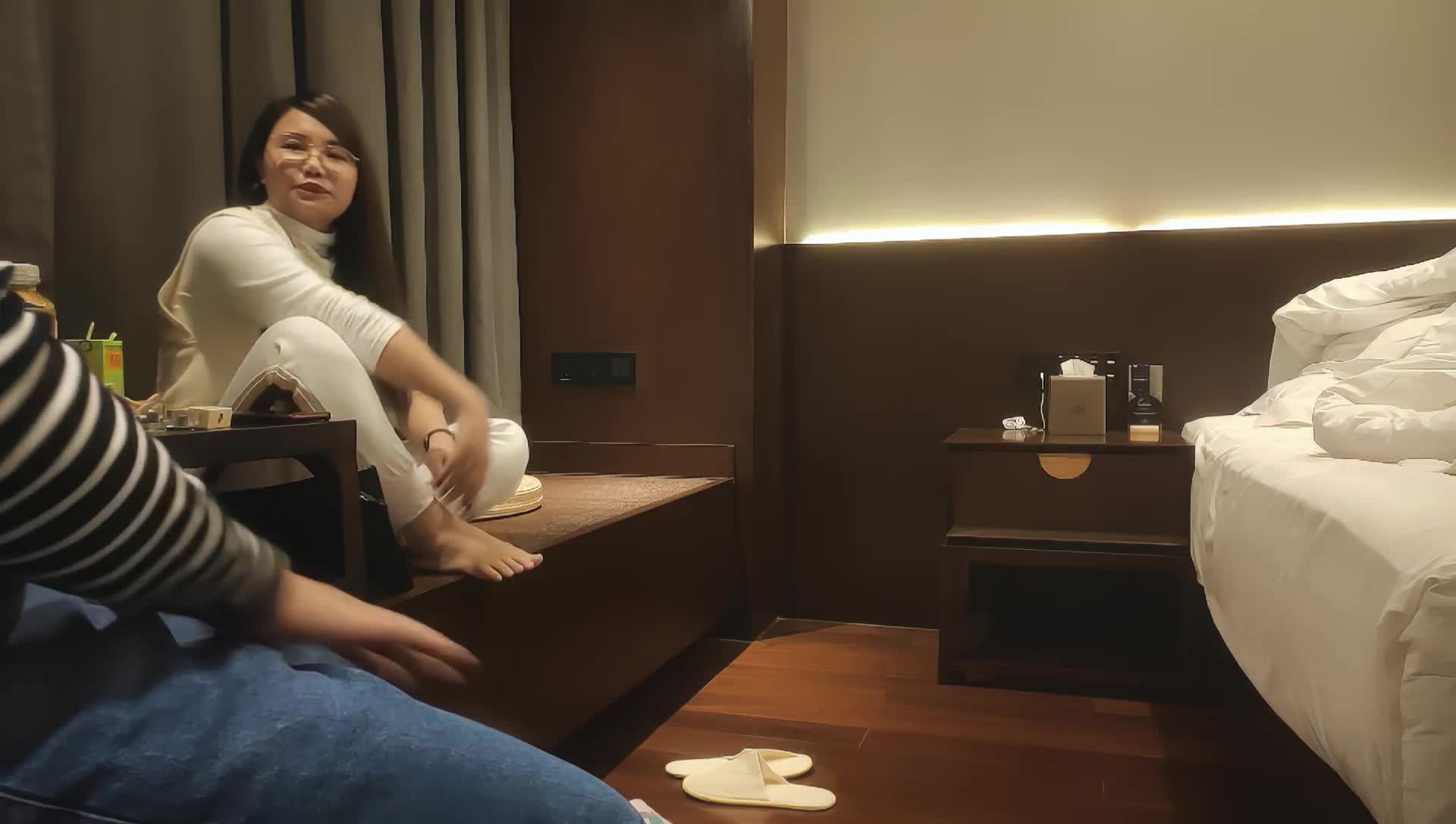 #熟女 #少妇  #人妻 知性美人妻，屁股大得很，精神小伙寻觅确实的母爱，调笑舌吻啪啪，共享鱼水之欢精彩