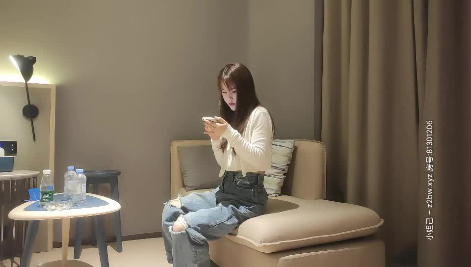 #熟女  #少妇 甜美的邻家少妇，小哥今天射的太多了，一直射不出来，妹子以为他吃药了，暴力干妹子 狂喊救命啊 猛抓被单摇头 (
