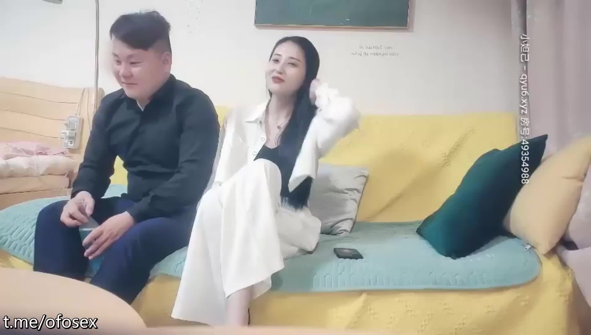 #熟女 #探花 性感有韵味白衣少妇，聊聊天舌吻调情，到卧室开操69姿势口交，翘起屁股后入上位骑坐