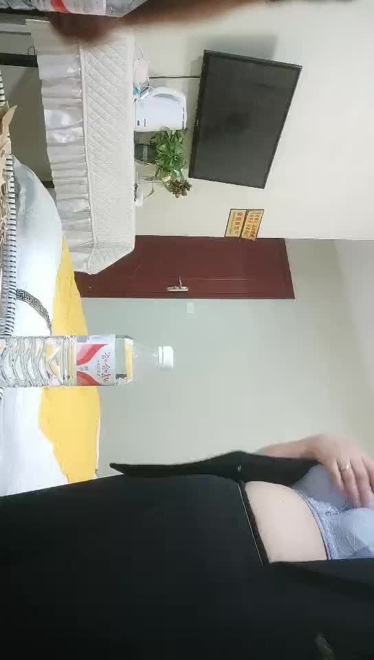 #熟女 #少妇 #人妻 约操良家人妻，一对大白兔极其诱人，口交啪啪，骚劲十足，激情啪啪无套干起来，刺激劲爆