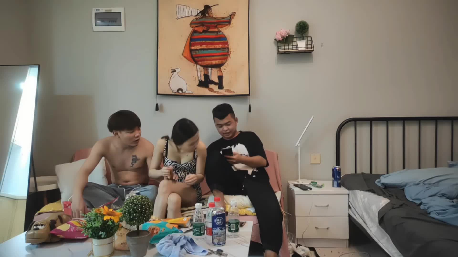 漂亮美眉 你真能干 身材苗条皮肤白皙 先聊聊天调调情 精神小哥看到漂亮妹子操的很起劲 妹子很体贴边操边帮忙擦汗