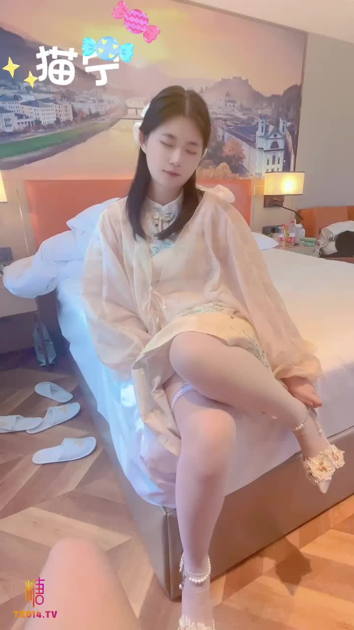 小汉服小萝莉也太会撩人了，先是给哥哥来个美腿足交看得人心痒痒，接着就被哥哥粗大的鸡巴直接塞满了小嘴巴，这画面简直不要太骚，看着小哥哥在她嘴里抽插实在太爽了#学生 #反差 #极品 #少女1