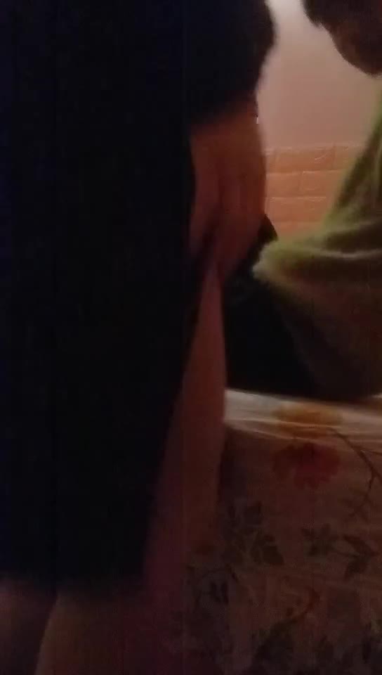 #少妇  #熟女 小哥找骚女技师，按摩聊聊天，半脱下肉丝按摩床上操，扶着大屁股后入，搞得骚女娇喘呻吟