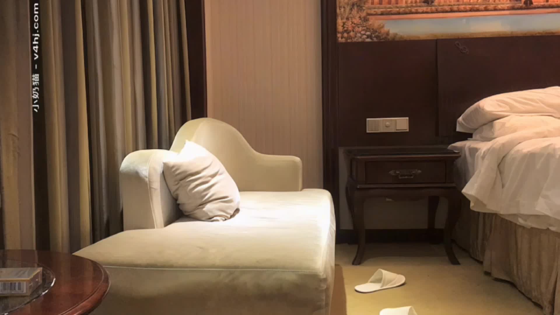 约炮极品蓝衣大长腿高颜值少妇啪啪，情趣透视装扭动诱惑抬腿站立后入 干了两炮