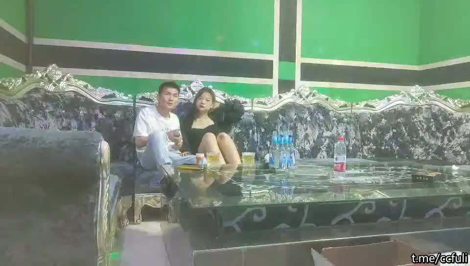 #熟女 #少妇  小伙包间再约极品少妇，灯红酒绿，耳鬓厮磨，沙发激战后入白臀