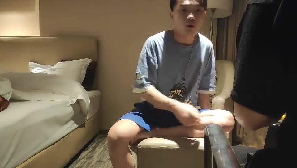 #熟女 #探花 专找阿姨玩小哥特殊癖好会一字马的年轻阿姨阿姨活好翘起屁股舔屌后入抽插猛操一脸享受