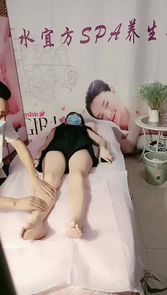 #熟女 #少妇  #SPA SPA养生馆，大叔干累了换学徒按摩少妇，揉奶抠逼多体位爆草，把小少妇干的不要不要的