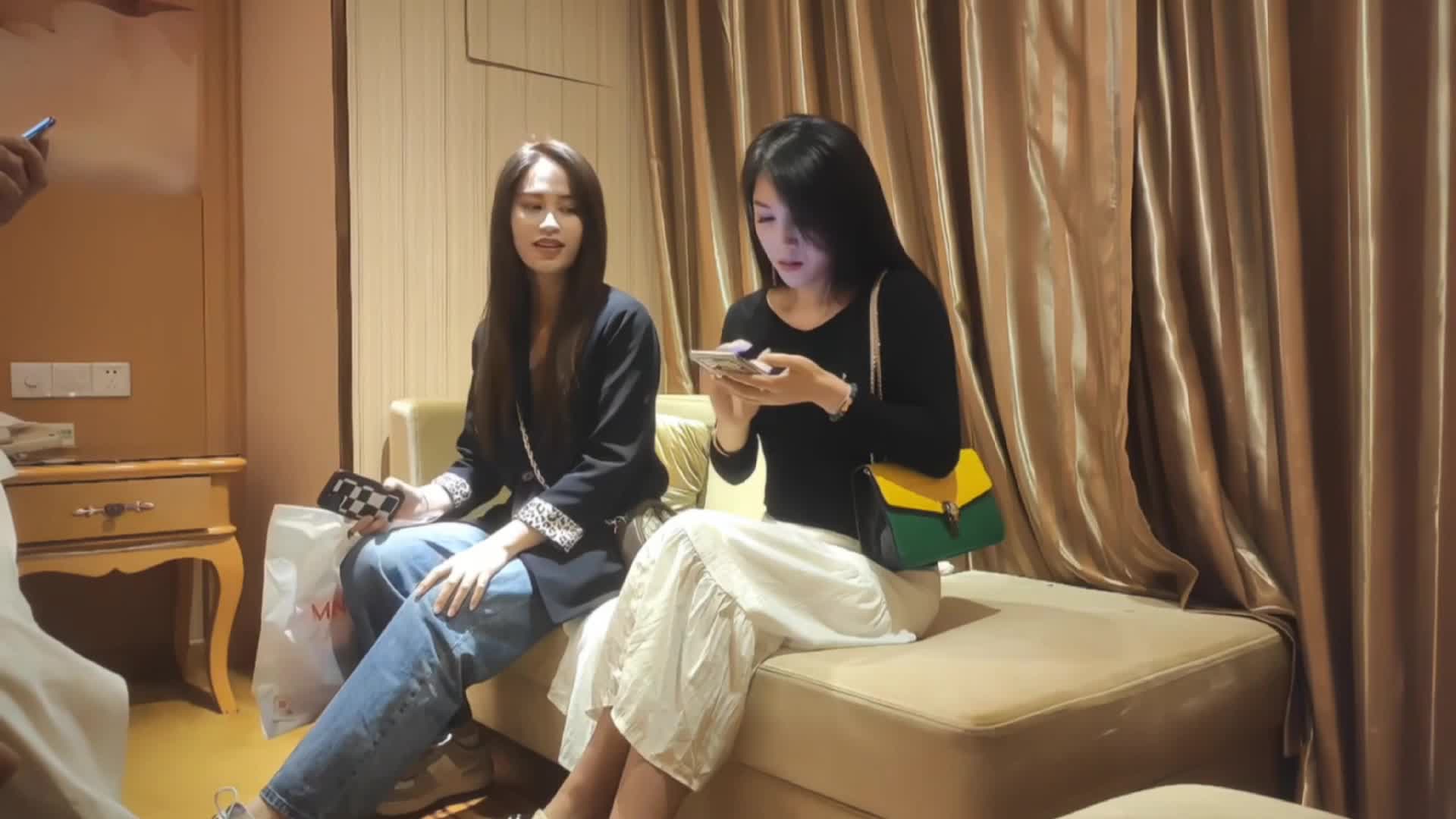 #双飞 高颜韵味轻熟女 好粉可以舔吗我好想舔 啊啊老公用力操我 你太猛了 两选一双飞吃不消 大姐被小伙操的娇喘连连