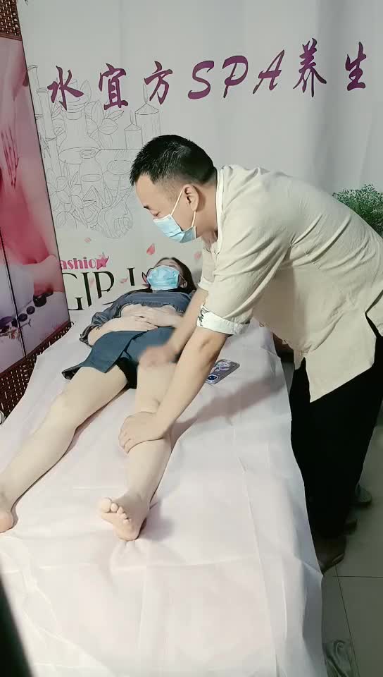 #熟女  #少妇 #SPA  水宜方养生SPA会馆大叔忽悠小少妇做特殊服务，胸上有纹身好性感，玩弄奶子和逼逼被草还打电话