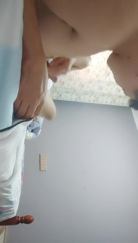 #熟女 #人妻  良家人妻，28岁，卧室和小鲜肉弟弟，极品大胸，大白桃一般，弹力十足，嬉笑啪啪