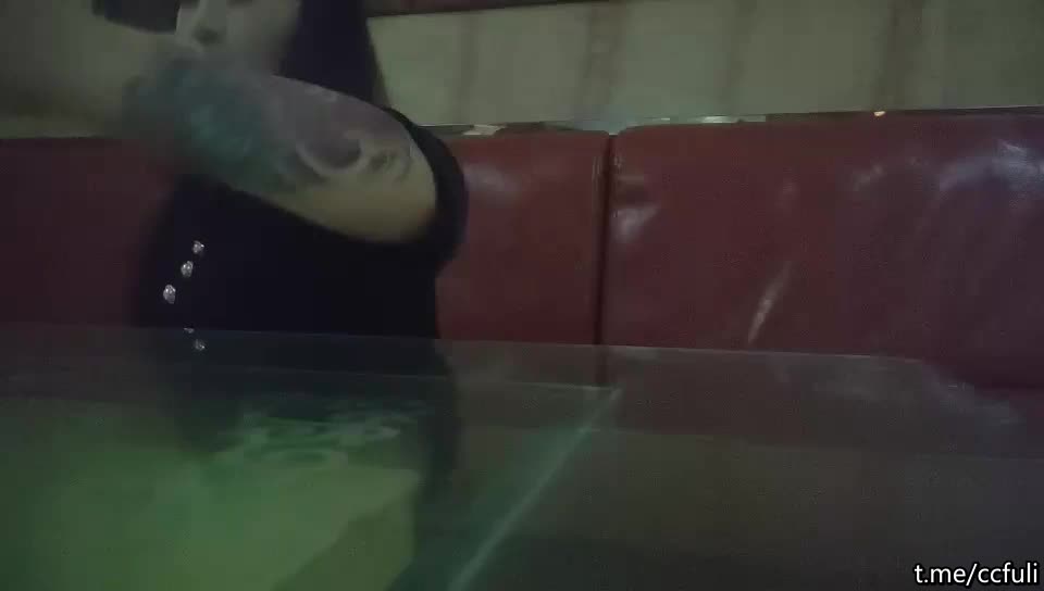 #熟女 #少妇 花臂纹身骚少妇，唱唱歌骑在身上各种摸，抬起双腿沙发上爆操