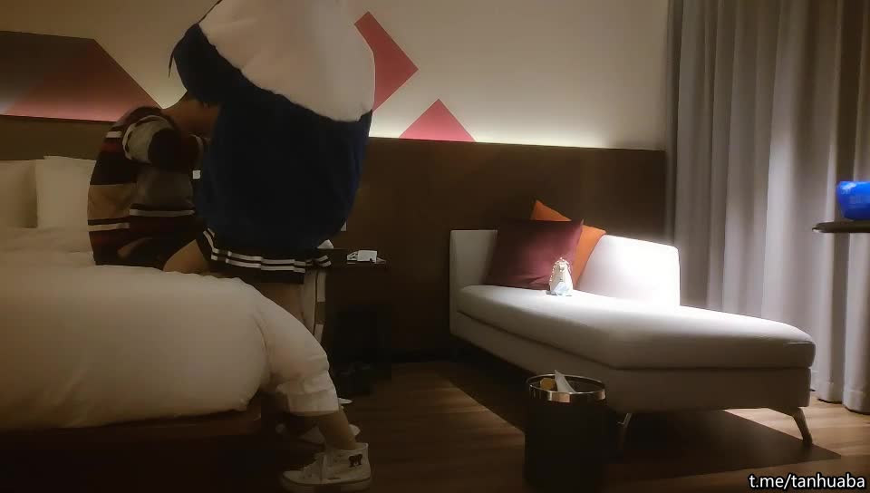 #少妇 #骚妹 今晚学生妹，年龄22岁，逼粉嫩粉嫩，门票00，后期人气上来就搞外围