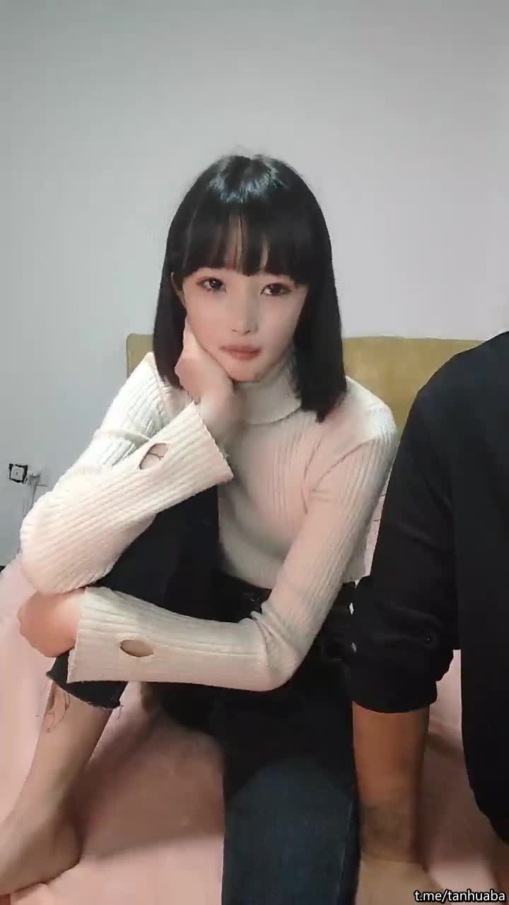 #熟女  #少妇 乍一看有几分像杨幂，180cm的长腿妹妹，纯欲天花板，轮番上场干，尤物不能放过
