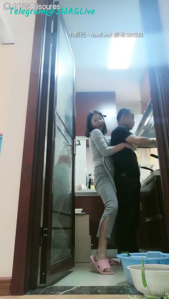 小少妇想要了勾搭做饭的大哥, 主动扒下在做饭的大哥的裤子撩骚, 直接在厨房门口激情啪啪, 扛腿爆草浪荡呻吟