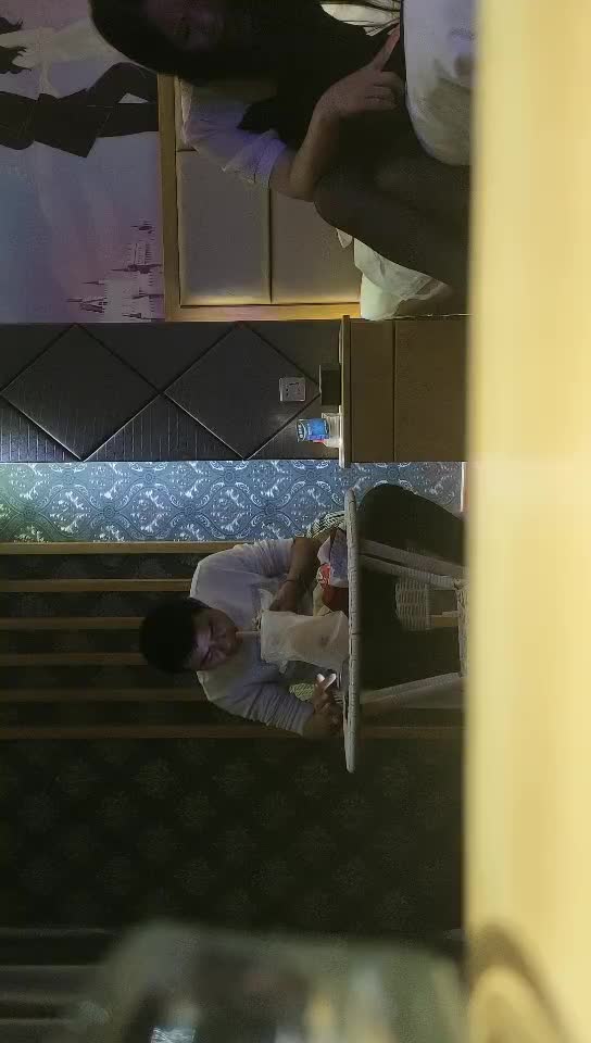 #熟女  #少妇  良家熟女开房啪啪，黑丝短裙各种丝袜揉穴，翘起屁股掰穴舔逼，后入大屁股抬起操