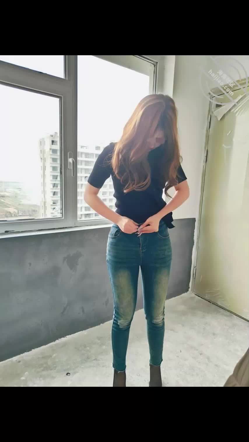#第一视角 #美女 #乱伦 #偷拍自拍 #反差婊姐弟一世情陪姐姐爬山想来次野战姐姐死活不同意一次外向换来终身内向为了寻刺激跟姐姐无人的楼道做爱却差点被人撞见