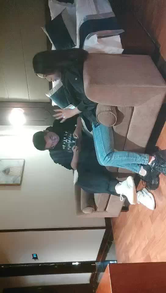 #熟女 #少妇 操骚货，穿上丝袜撕裆，在沙发上操按头深喉，操的哇哇乱叫