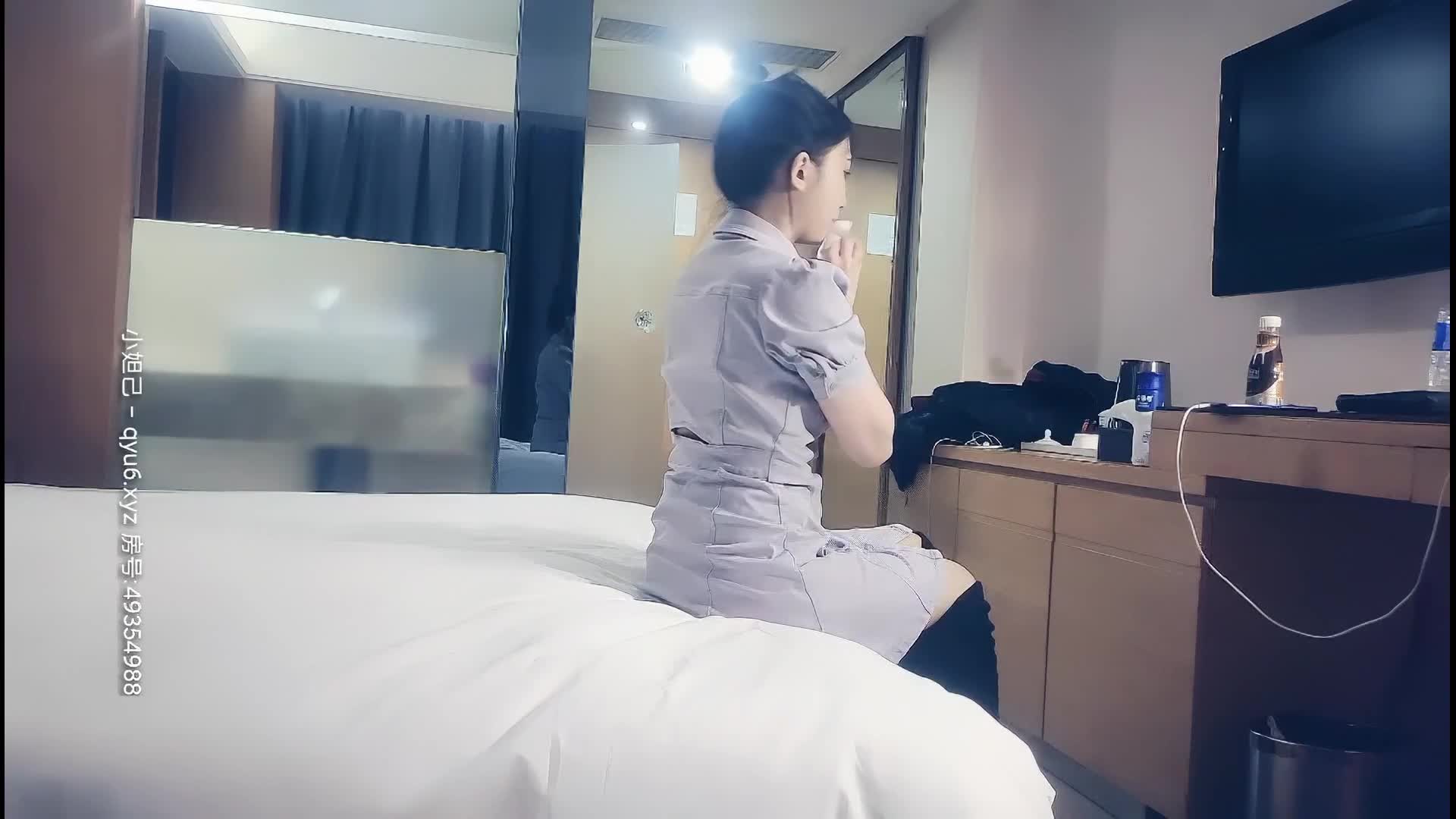 #熟女 #少妇 紫色风衣丸子头小少妇_穿着肉丝，意想不到的十分耐操，小翘臀操起来贼刺激