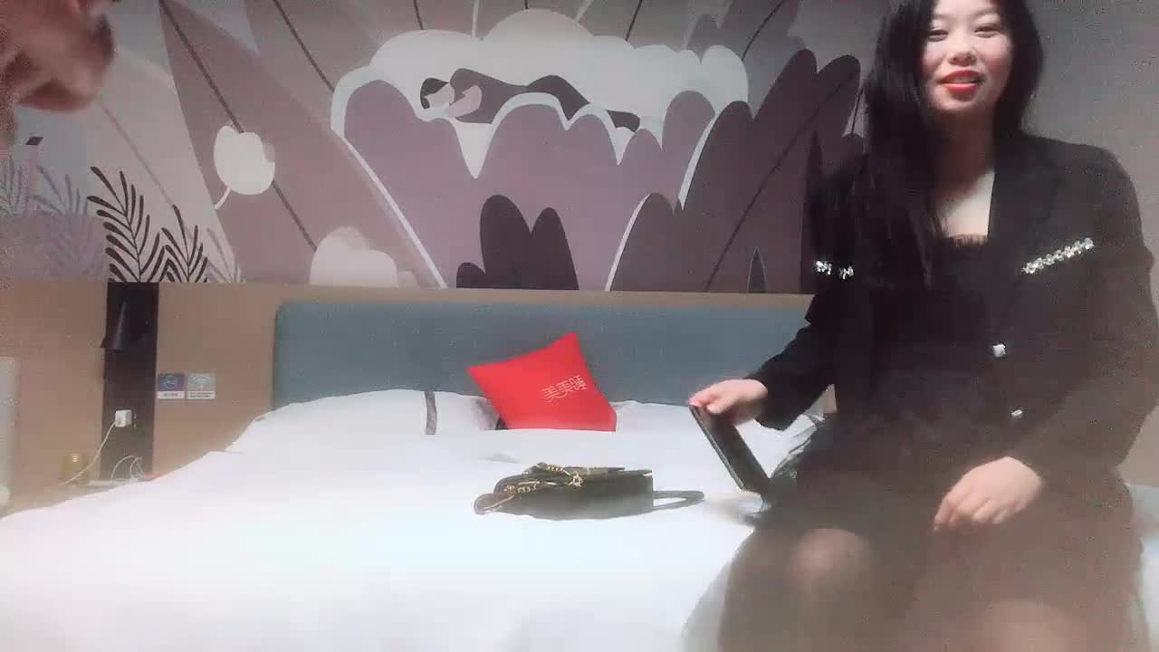 重金3P场，兄弟齐上阵，粉逼小姐姐原来这么淫荡，两个鸡巴伺候，人气佳作必看