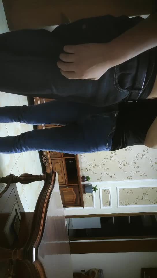 #熟女  #少妇 少妇致命诱惑操良家，扒掉牛仔裤揉捏屁股，倒立69姿势口交，镜头前抬起腿，扶柜子抽插猛操