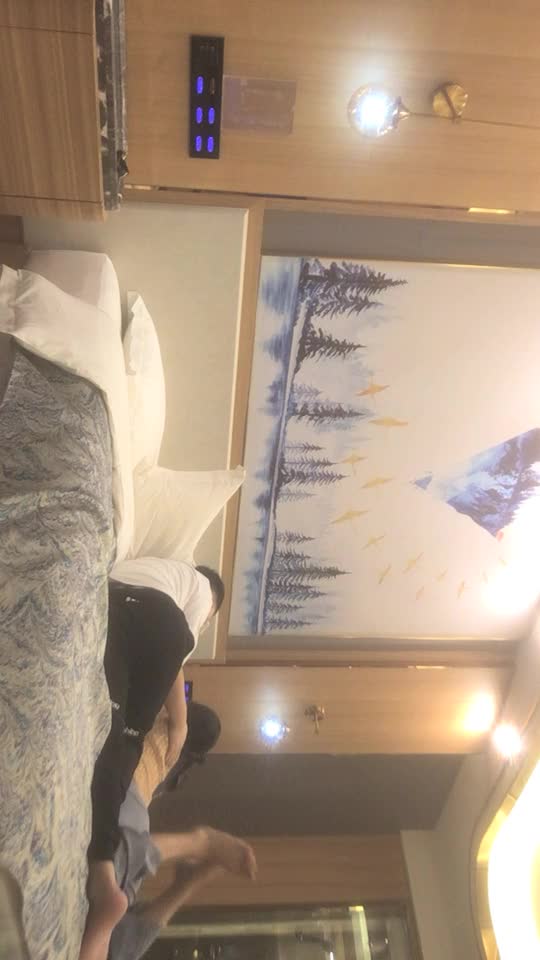 #熟女  #少妇  约少妇开房，扒光衣服被窝里操，上位骑乘扭动屁股，扶着屁股后入抽插撞击