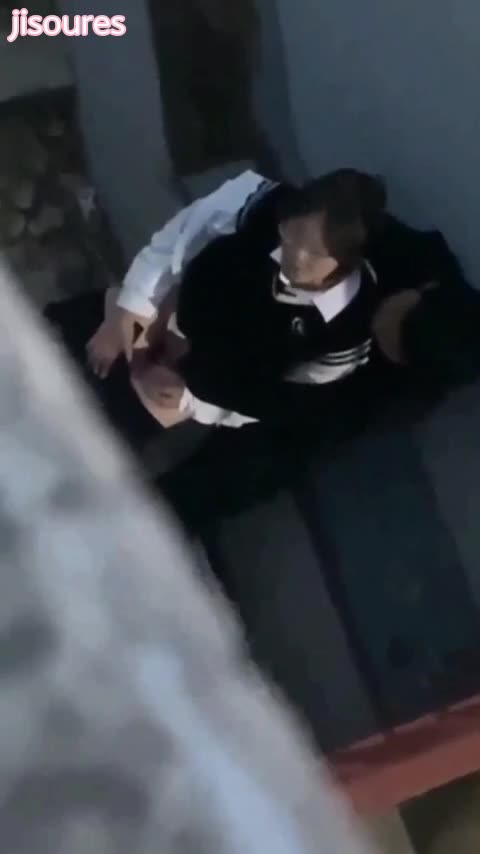 1学生偷吃，教学楼下面拍到两个学生激情操逼，开车害羞半推半就后面还是插进去了